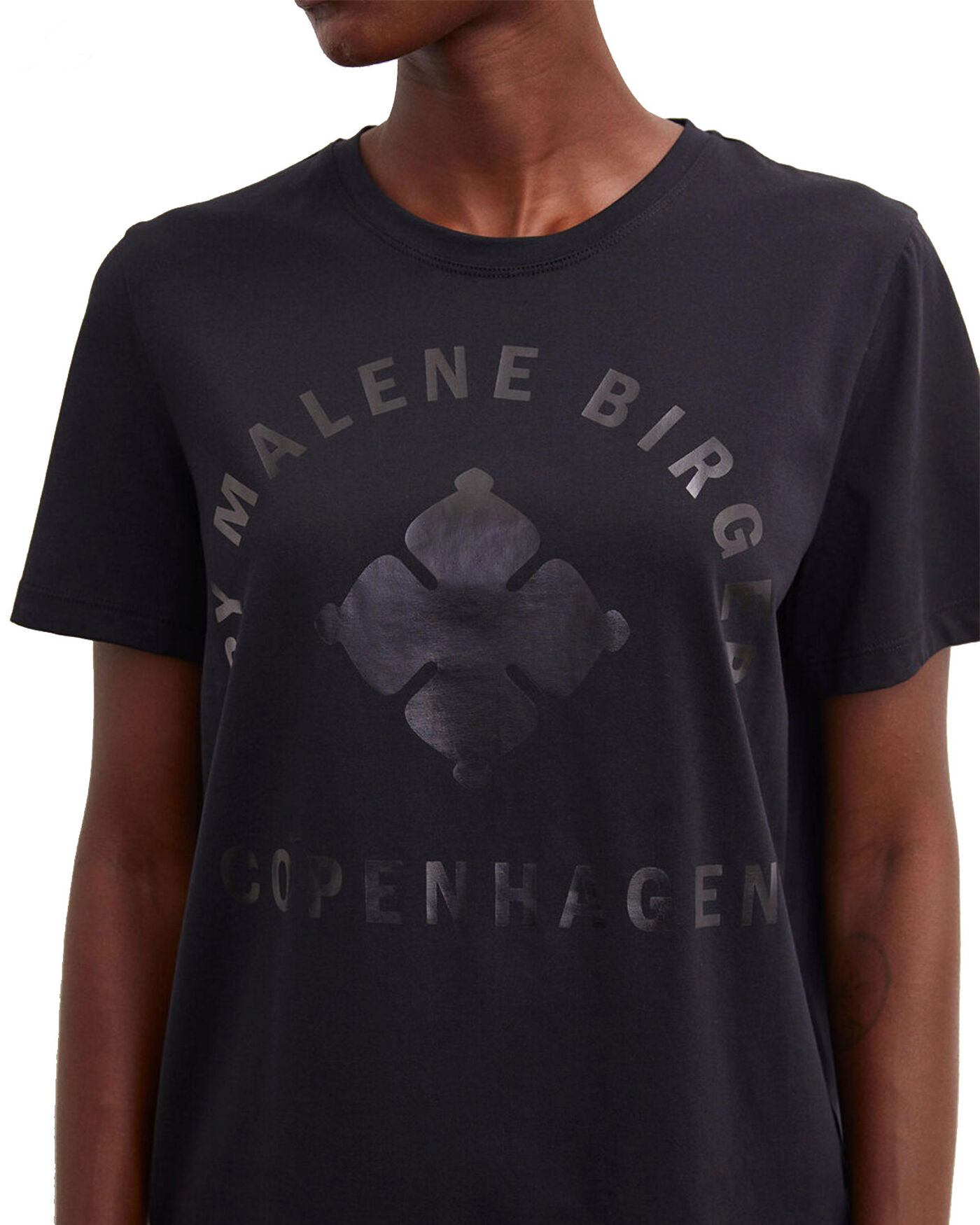 By Malene Birger Desmos T-shirt Black T-shirts med tryck | Märkeskläder ...